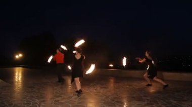 Geceleyin ateş gösterisi.