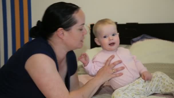 Mãe e bebê brincando e sorrindo em casa — Vídeo de Stock