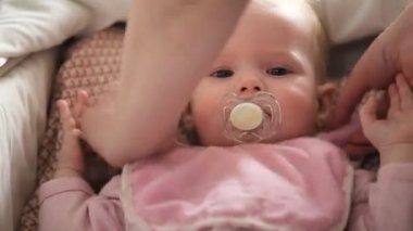 Anne bebek önlüğü giydir