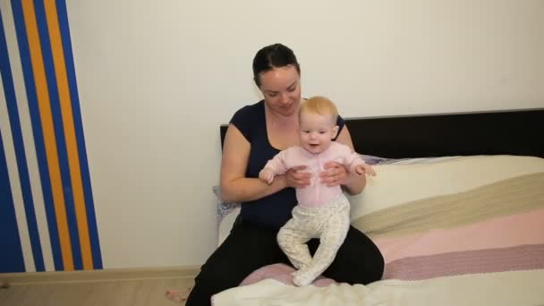 Anne ve bebek oynama ve evde gülümseyen — Stok video
