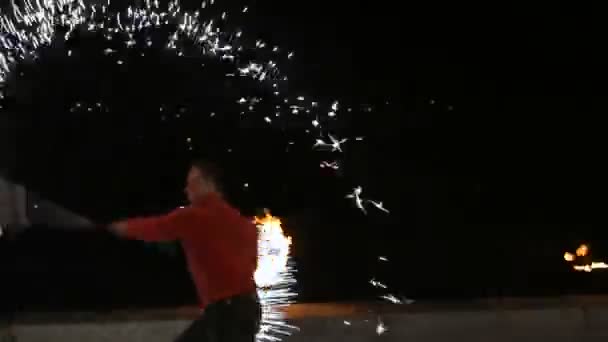 Spectacle de feu dans la nuit. — Video