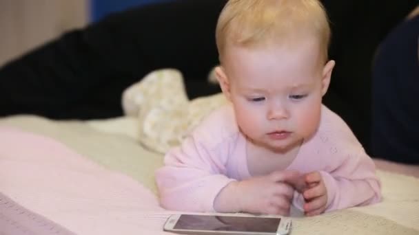 Baby met mobiele telefoon — Stockvideo