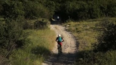 birçok bisikletçiler bir dağ bisikleti dağ yolda sürme.