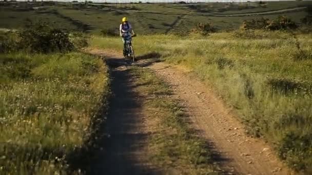 骑单车的女子骑着一辆山地自行车上的山路. — 图库视频影像