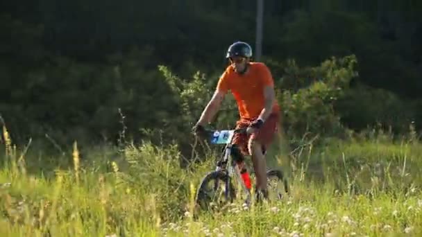 Ciclista masculino montando en un camino de montaña en una bicicleta de montaña . — Vídeo de stock