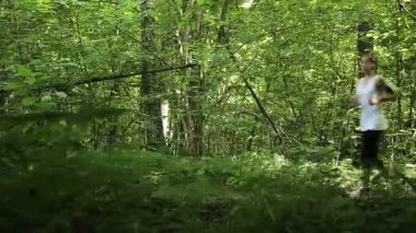 Bir alandaki yolda kız çalışır.