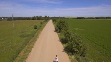 Kız bir alan yolu üzerinde çalışır. Havadan görünümü.