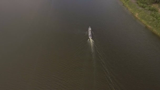 Luftaufnahme: Flussschiff auf dem Fluss. — Stockvideo