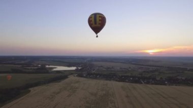 Sıcak hava balonu gökyüzüne bir alanın üzerinde. Havadan görünümü