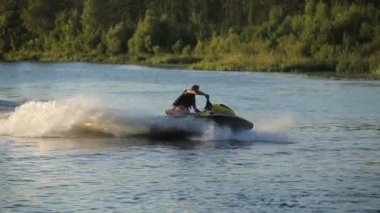 jet ski üzerinde adam