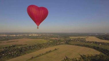 Sıcak hava balonu gökyüzüne bir buğday alanın üzerinde. Havadan görünümü