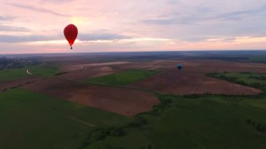 Sıcak hava balonları bir alanın üzerinde gökyüzünde. Havadan görünümü