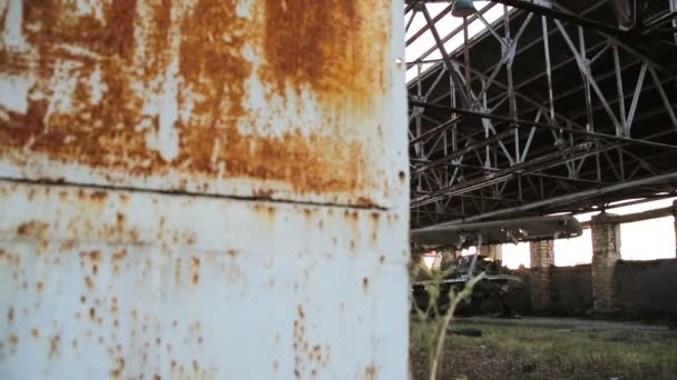 Starego wojskowego samolotu w hangarze — Wideo stockowe