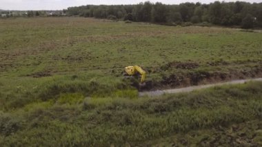Ekskavatör alanında bir siper kazma. Hava video.