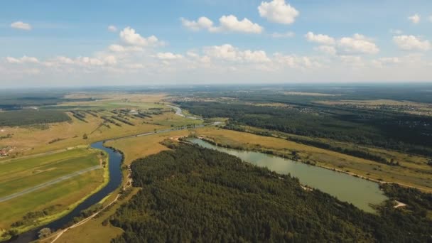 Landschaft des Feldes, Fluss.Luftaufnahme. — Stockvideo