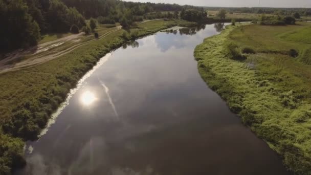 Zboară peste râu — Videoclip de stoc
