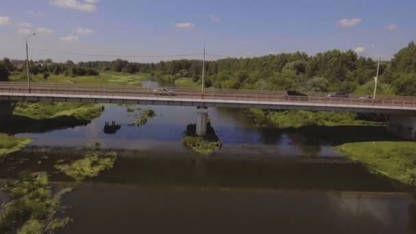 Über die Brücke fliegen. Luftaufnahme. — Stockvideo