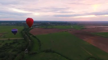 Sıcak hava balonları bir alanın üzerinde gökyüzünde. Havadan görünümü