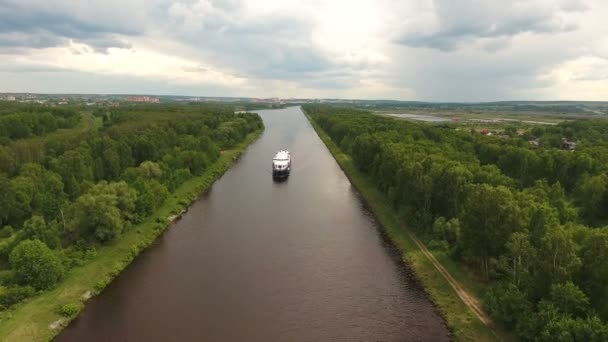 Nave da crociera sul fiume Vista aerea — Video Stock