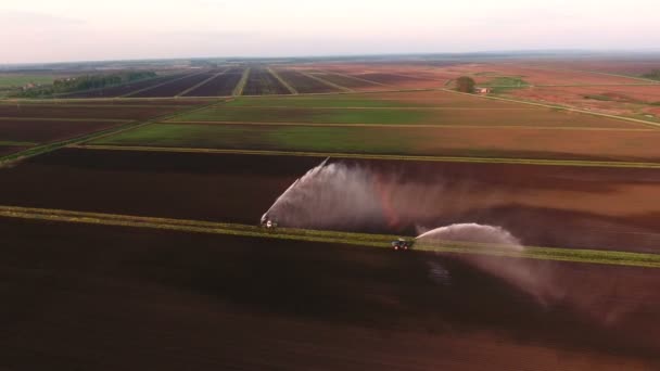 Vue aérienne : Système d'irrigation arrosant un champ agricole. — Video