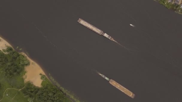 Luchtfoto uitzicht: Barge op de rivier. — Stockvideo