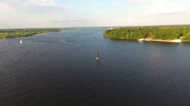 Gölde havadan görünümü: yelkenli tekne