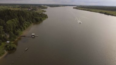 Sürat teknesi Nehri üzerinde. Hava video.
