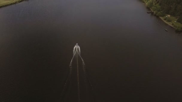 Bateau de vitesse sur la rivière. .