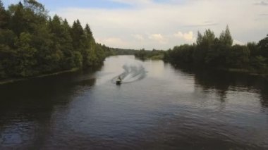 Nehirdeki jet ski 'de bir kız ve bir oğlan..