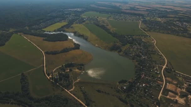 Vista aérea.Paisaje del campo, lago . — Vídeos de Stock