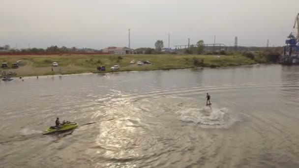 Repülő tábla lovas a folyón.Légi videó. — Stock videók