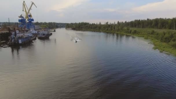 Meisje op de jetski in de rivier.Luchtfoto. — Stockvideo