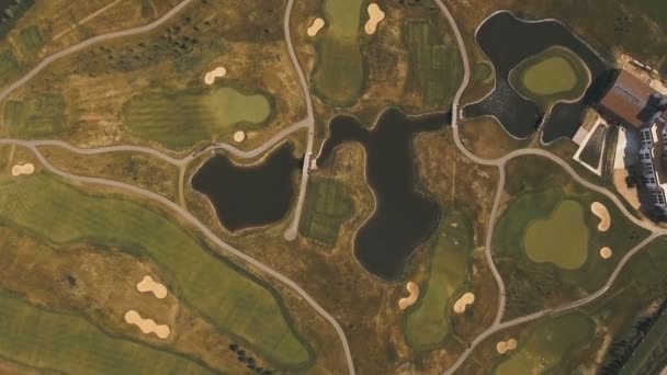 Εναέρια άποψη του γηπέδου γκολφ και νερό. — Αρχείο Βίντεο