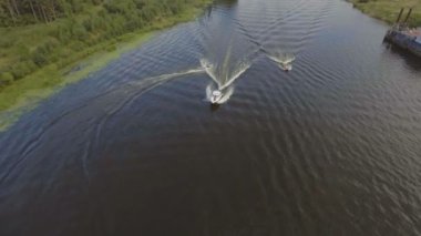 Nehirde jet ski süren genç bir çocuk..
