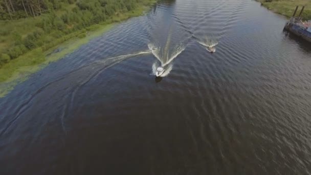 Jeune garçon sur le jet ski dans la rivière.Vidéo aérienne.
