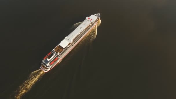 Nehir yolcu gemisinde. Havadan görünümü — Stok video