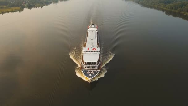 Nave da crociera sul fiume Vista aerea — Video Stock