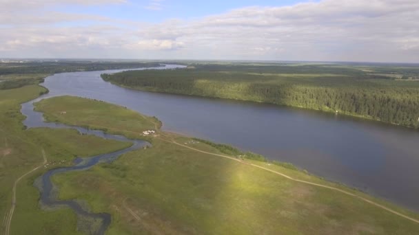 Krajina, pole, řeka. Letecký pohled. — Stock video