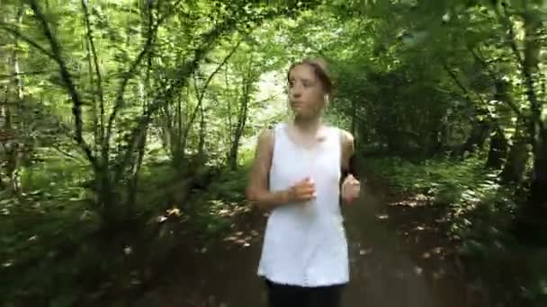 Menina corre na estrada em um campo . — Vídeo de Stock