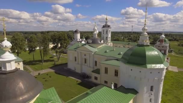 Monasterio cristiano ortodoxo.Vista aérea — Vídeo de stock