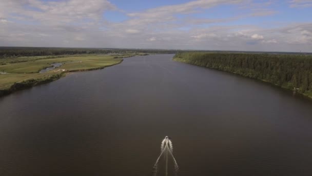 Snelheid boot op de rivier. Luchtfoto video. — Stockvideo