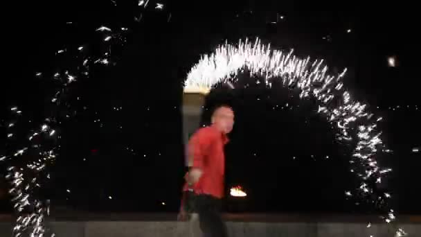 Feuershow in der Nacht. — Stockvideo