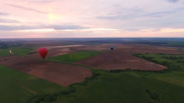 Sıcak hava balonları bir alanın üzerinde gökyüzünde. Havadan görünümü — Stok video