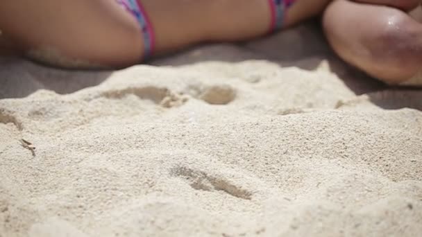 Jovem casal desfrutar de umas férias na praia de verão . — Vídeo de Stock