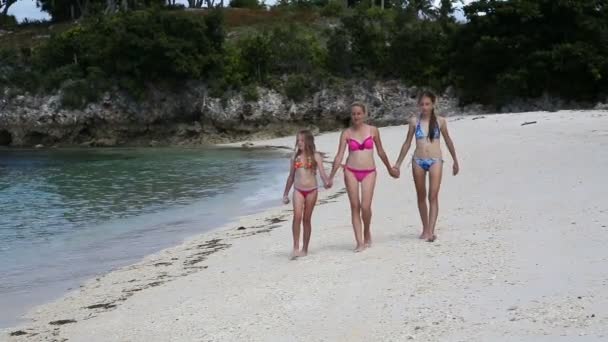 Familia feliz caminando por la playa — Vídeos de Stock