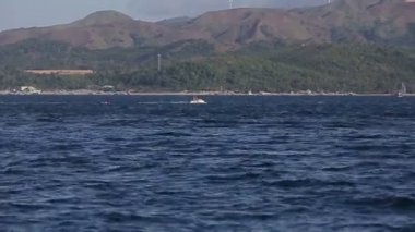 Mutlu çift jet ski sürme.