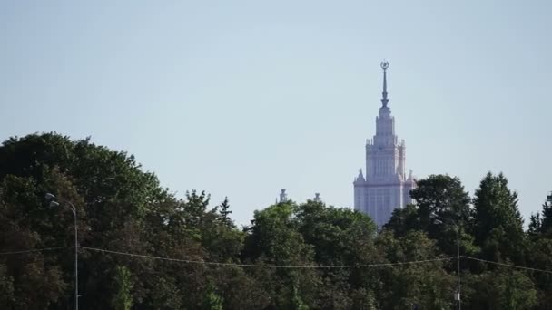 Höga sovjetiska byggnad i Moskva. — Stockvideo