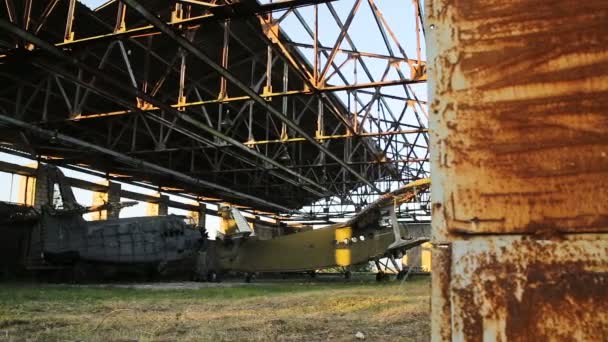 Viejo avión militar en el hangar — Vídeo de stock