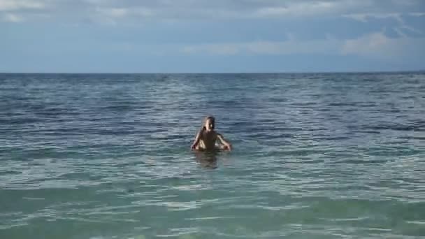 Father and his little daughter having fun on sea — Stock Video