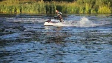 jet ski üzerinde adam